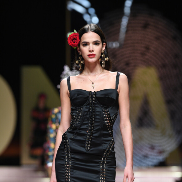 Bruna Marquezine fotografou com o look desfilado na semana de Moda em Milão