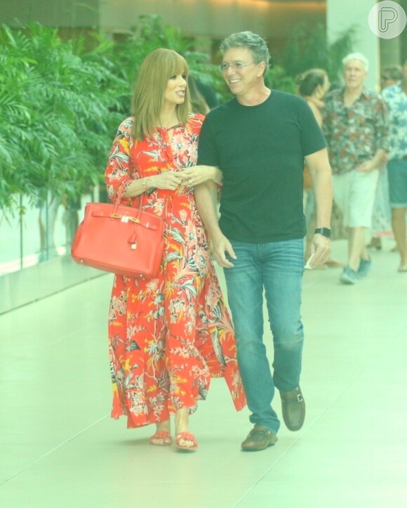 Ana Furtado e Boninho passeiam juntos em shopping do Rio de Janeiro