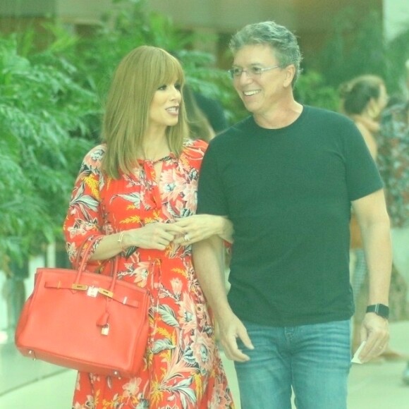 Ana Furtado e Boninho passeiam juntos em shopping do Rio de Janeiro