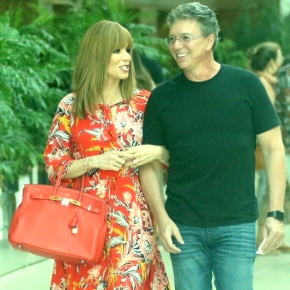 Ana Furtado usa vestido longo para passeio com Boninho