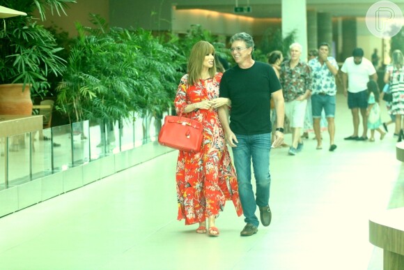 Ana Furtado e Boninho curtem passeio em shopping carioca