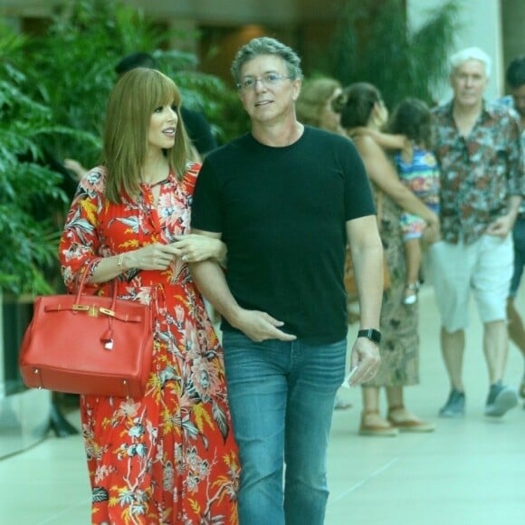 Ana Furtado caminha com Boninho em shopping do Rio de Janeiro