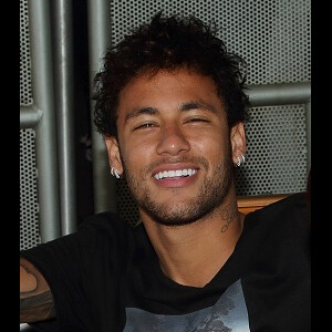 Neymar nega bancar o amigo Cris Guedes: 'Só por que eu tenho dinheiro, não posso ter amigos? Quando eu não tinha porra nenhuma, esse cara aí do meu lado era meu amigo e mantemos isso até hoje'