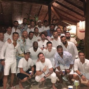 Neymar polemizou no réveillon ao compartilhar foto ao lado de 26 mulheres e depois posou com 26 homens