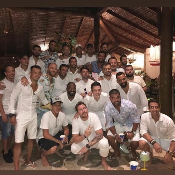 Neymar polemizou no réveillon ao compartilhar foto ao lado de 26 mulheres e depois posou com 26 homens