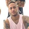Neymar se desde de dreads loiro após temporada de festas no Brasil