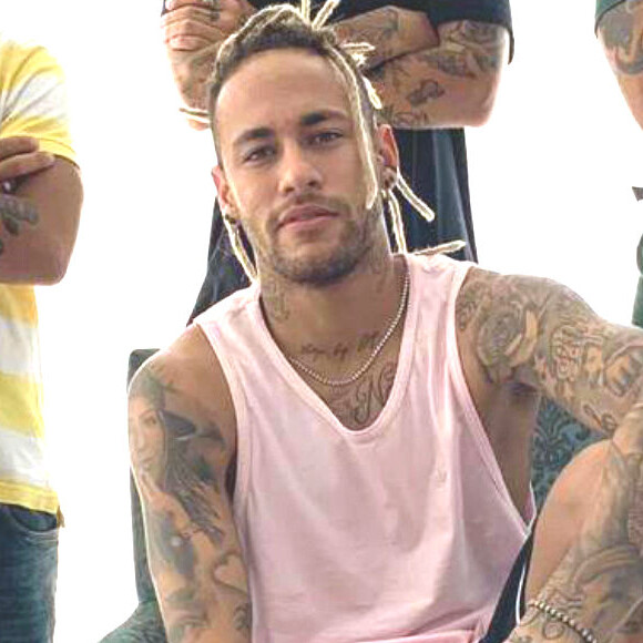 Neymar se desde de dreads loiro após temporada de festas no Brasil