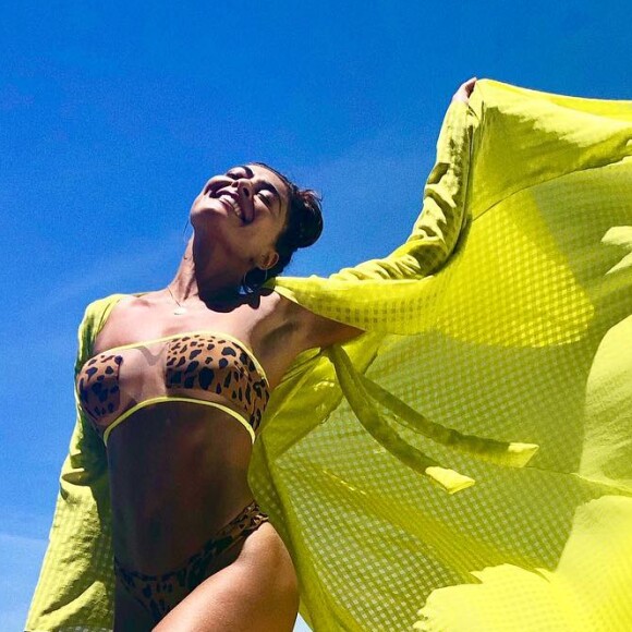 Neon no beachwear! Juliana Paes escolheu a saída de praia verde-limão para combinar com o biquíni de oncinha