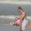 Grazi Massafera se diverte com a filha, Sofia, na praia