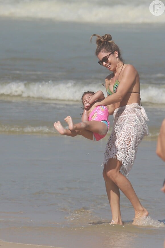 Grazi Massafera se diverte com a filha, Sofia, na praia