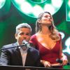 Otaviano Costa solta a voz em evento com Flávia Alessandra