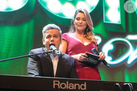 Flávia Alessandra vê o marido, Otaviano Costa, cantando e tocando evento em São Paulo