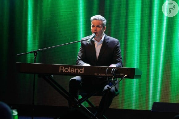 Otaviano Costa solta a voz e toca teclado em evento em São Paulo