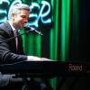 Otaviano Costa solta a voz e toca teclado em evento em São Paulo