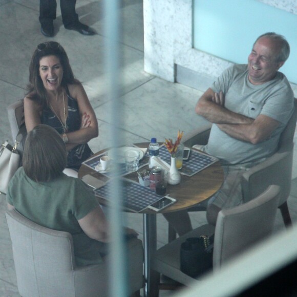 Fátima Bernardes se diverte em encontro com amigos