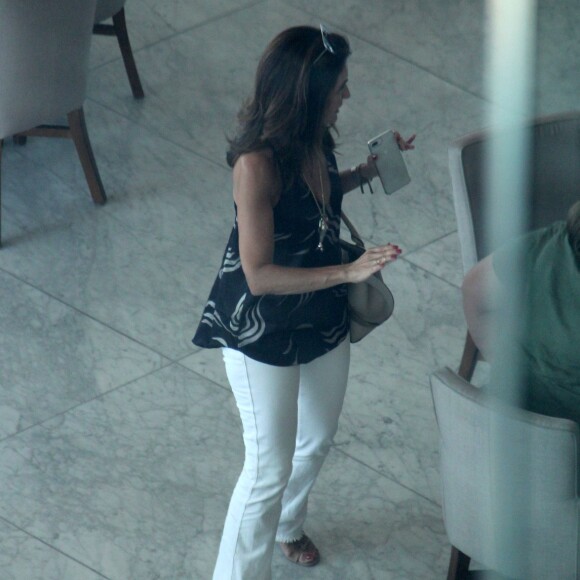 Fátima Bernardes se despede dos amigos e segue passeio pelo shopping