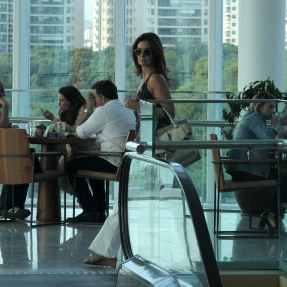 Fátima Bernardes é fotografada durante passeio no shopping Village Mall, na Barra da Tijuca, zona oeste do Rio de Janeiro