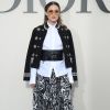 No desfile da Dior em Paris, a atriz Olivia Palermo tambem apostou no cintão bem largo para completo o look de saia estampada e camisa social branca