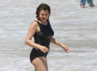 Barbara Paz usa maiô comportado para curtir praia com namorado. Fotos!