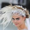 Cara Delevingne aparece com maquiagem futurista no desfile da Chanel