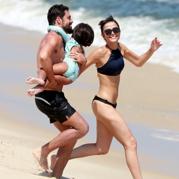 Maria Casadevall e Cauã Reymond gravam série 'Ilha de Ferro' na praia da Reserva