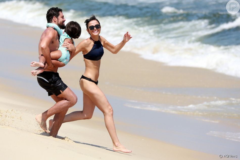 Maria Casadevall E Caua Reymond Gravam Serie Ilha De Ferro Na Praia Da Reserva Purepeople