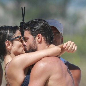 Maria Casadevall e Cauã Reymond, na pele de Júlia e Dante, trocaram beijos apaixonados em gravação