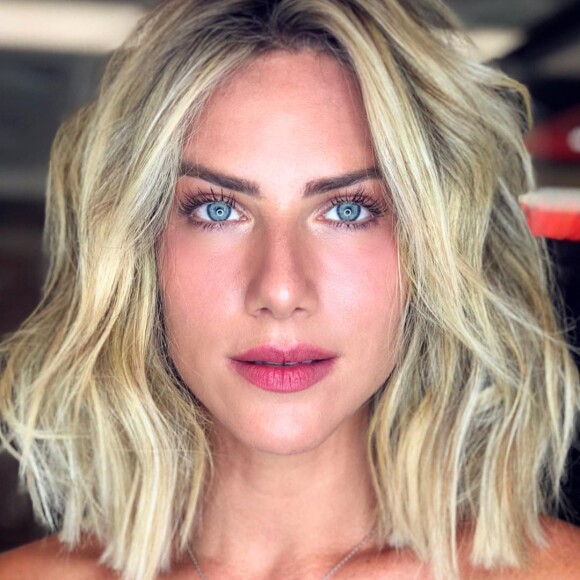 Giovanna Ewbank está de long bob novamente