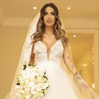 Vestido com cristal 3D e véu de 6 metros: o look de noiva de Gabi Brandt