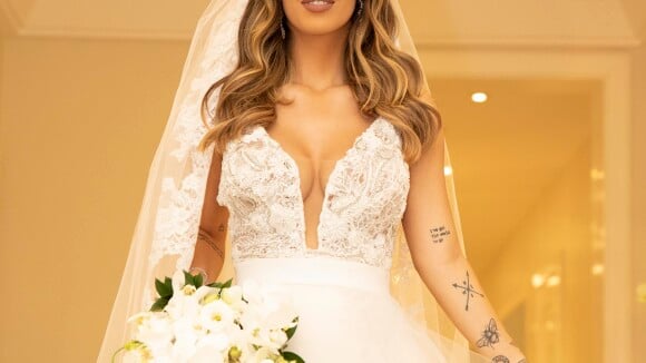 Vestido com cristal 3D e véu de 6 metros: o look de noiva de Gabi Brandt