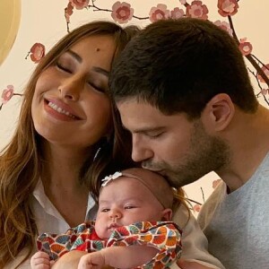 Sabrina Sato e Duda Nagle são os pais da pequena Zoe, de quase 2 meses