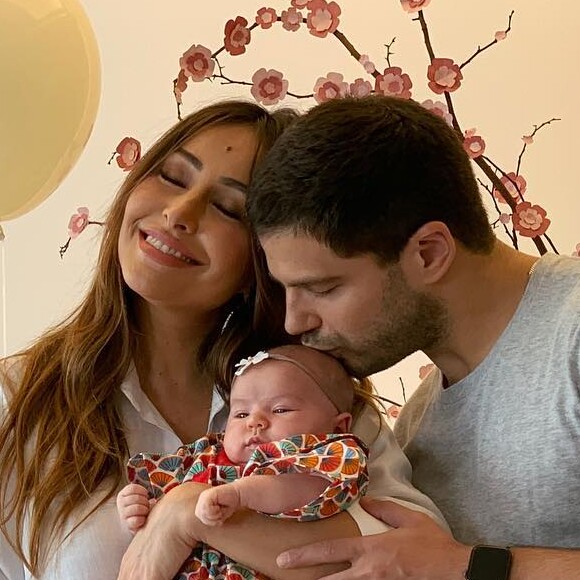 Sabrina Sato e Duda Nagle são os pais da pequena Zoe, de quase 2 meses