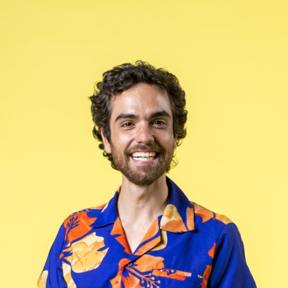 Tobé (Bernardo Marinho) é parte de um trio inseparável com Candé (Kayky Brito) e Quinzinho (Caio Paduan). É o clássico sem noção e vai se apaixonar pela hippie Diana ( Maria Carol), na novela 'Verão 90'.