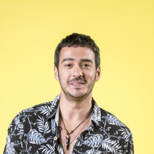 Álamo (Marcos Veras) é marido de Madá (Fabiana Karla) e percorre o mundo como surfista. Numa ida à Bali, acaba trazendo tecidos e funda a descolada grife de camisetas ,Top Wave, na novela 'Verão 90'.