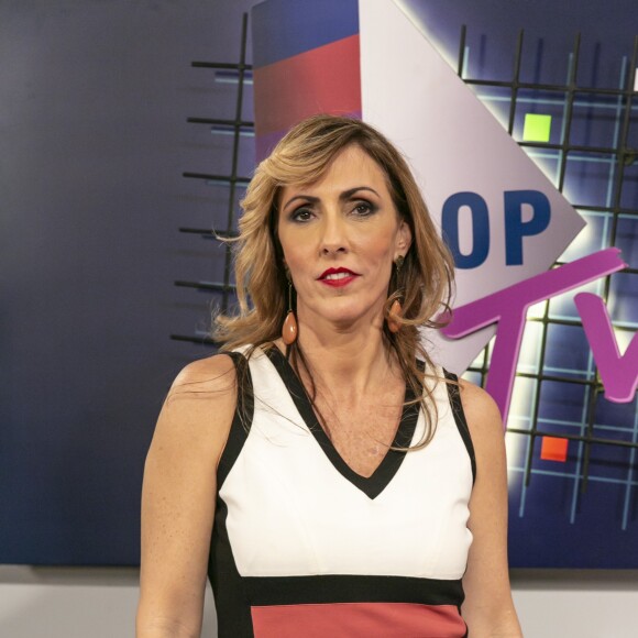 Vera Regina (Renata Motta Lima) é a eficiente porém atrapalhada secretária da PopTV, na novela 'Verão 90'.