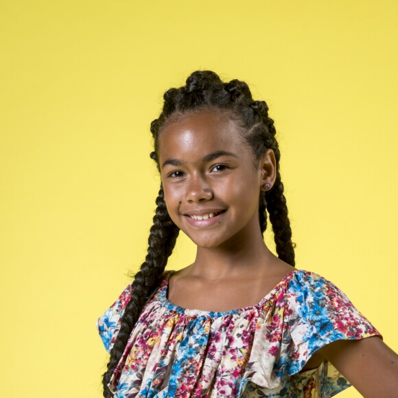 Clarissa (Alana Cabral) é aluna de Lidiane (Cláudia Raia) e a alegre menina é irmão mais nova de Diego (Sérgio Malheiros), na novela 'Verão 90'.