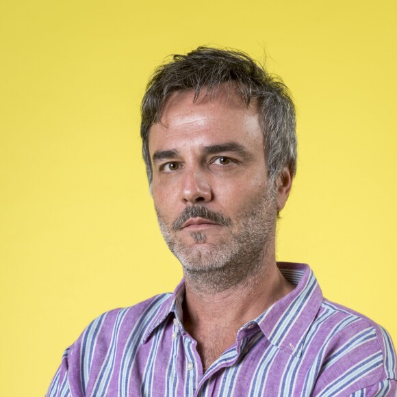 Murilo (Marcelo Valle) é Repórter do "Notícias Cariocas e está sempre procurando algum furo de reportagem, na novela 'Verão 90'.