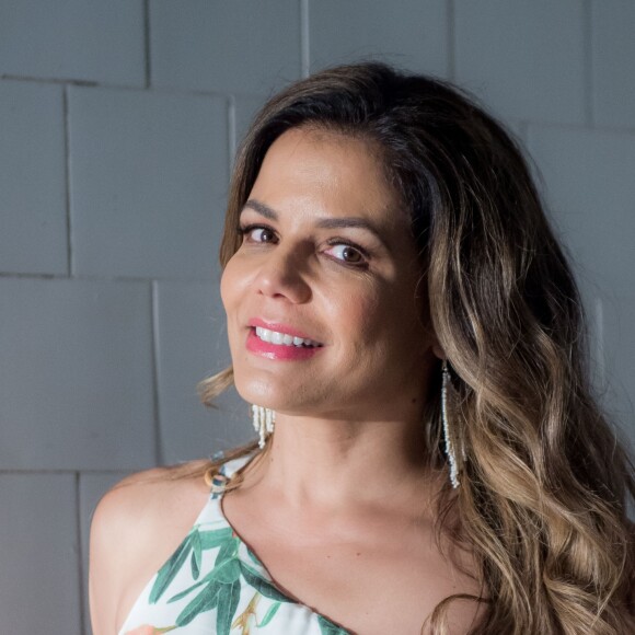 Sandra (Nívea Stelmann) é atriz do filme de Herculano (Humberto Martins), na novela 'Verão 90'.