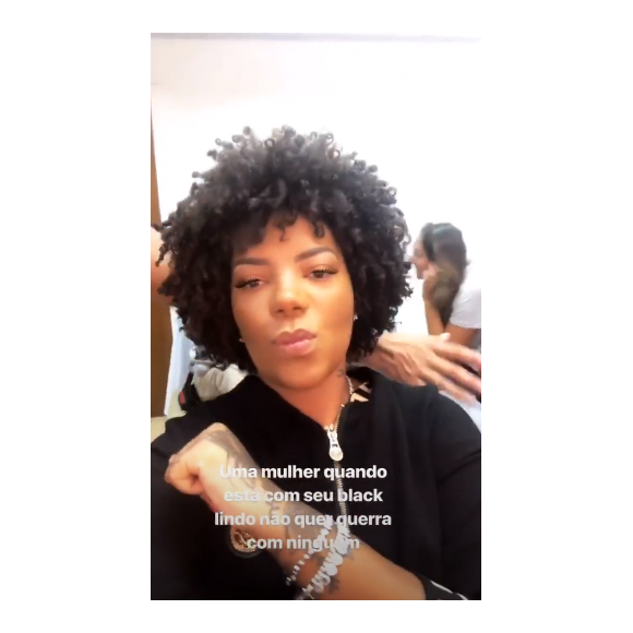 Ludmilla exibe cachos naturais em vídeo publicado na manhã desta terça-feira, 22 de janeiro de 2018