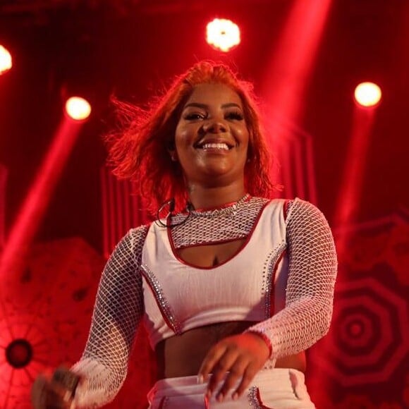 Ludmilla gosta de usar laces coloridas em shows