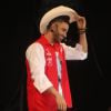 Gusttavo Lima brincou com um chapéu de peão durante o show