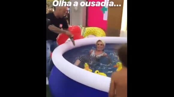 Ana Maria Braga é carregada no colo por produção e jogada em piscina com netos