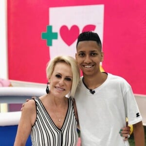 O cantor Whadi Gama, do hit 'Piscininha, amor', posou com a apresentadora Ana Maria Braga nos bastidores do programa 'Mais Você'