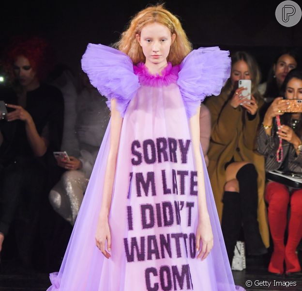A grife Viktor & Rolf, que desfilou na Semana de Alta-Costura de Paris, apostou em frases inusitadas nos vestidos da coleção