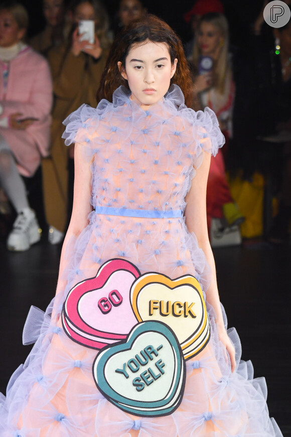 Viktor & Rolf apostou em vestidos com mensagens inusitadas na Semana de Moda de Paris