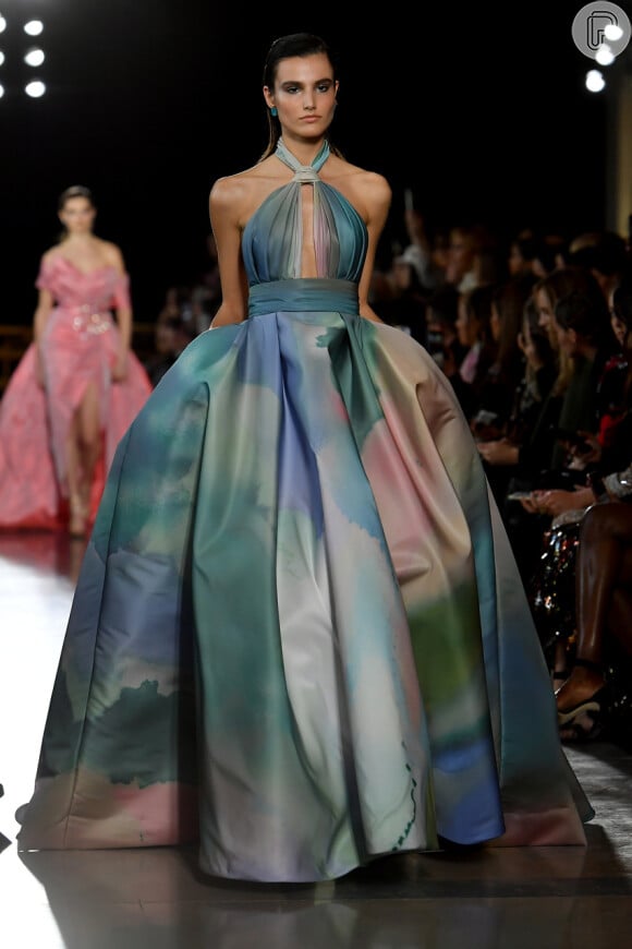 O vestido arco-íris em tom pastel foi aposta de Elie Saab na Semana de Alta-Costura de Paris