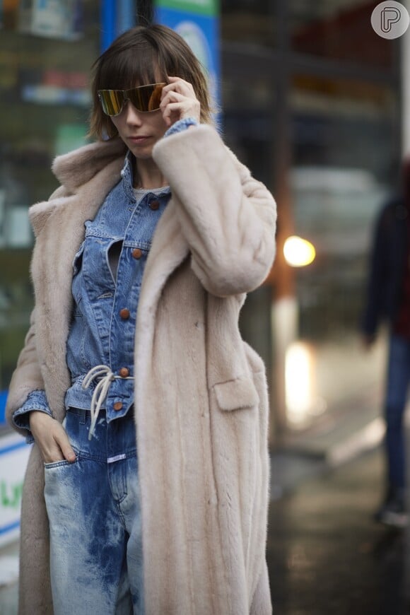 Tendências da Moda de Rua da Paris Fashion Week: conjuntinho jeans + óculos tipo máscara
