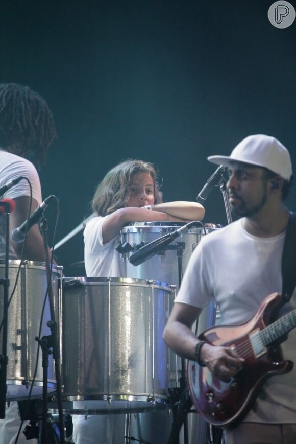 Marcelo, filho de Ivete Sangalo e Daniel Cady, mostrou habilidade na percussão ao ser filmado pelo pai