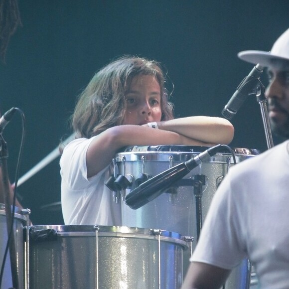 Marcelo, filho de Ivete Sangalo e Daniel Cady, mostrou habilidade na percussão ao ser filmado pelo pai