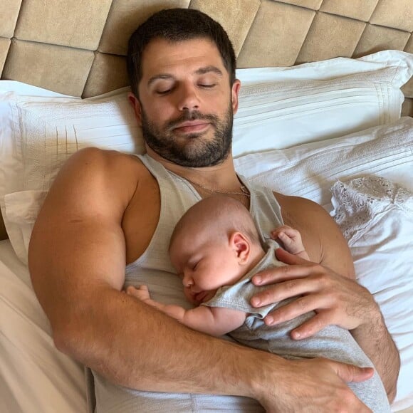 Sabrina Sato saiu para trabalhar e Duda Nagle ficou cuidando da filha